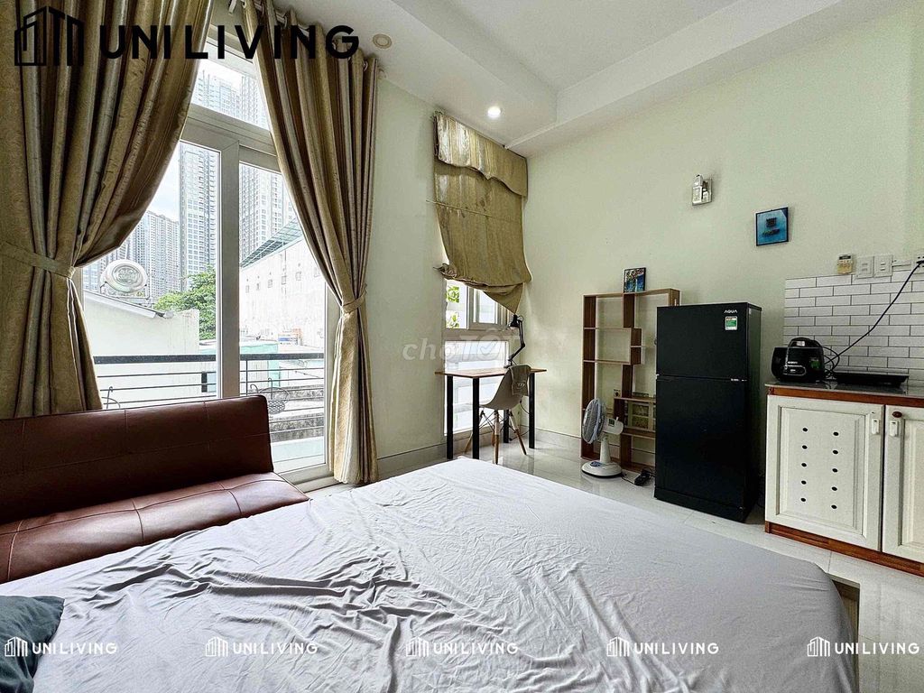 Nguyễn Hữu Cảnh studio — Full interior, balcony, carrying suitcases