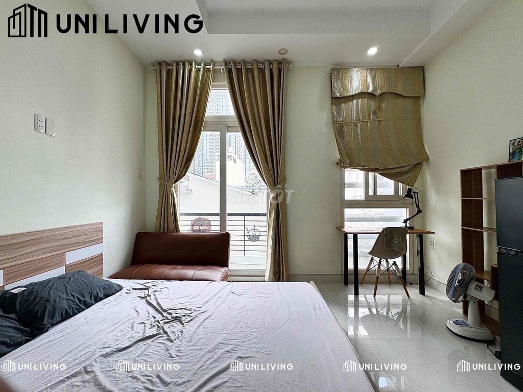 Nguyễn Hữu Cảnh studio — Full interior, balcony, carrying suitcases