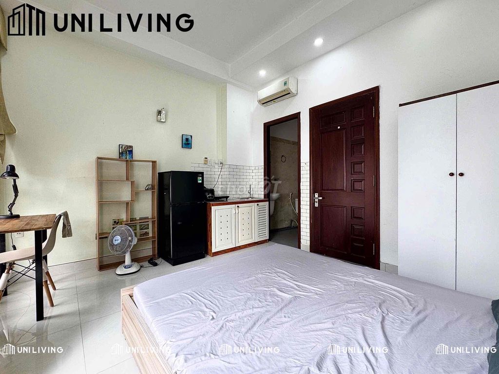 Nguyễn Hữu Cảnh studio — Full interior, balcony, carrying suitcases