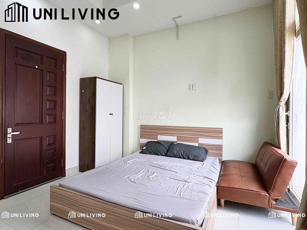Nguyễn Hữu Cảnh studio — Full interior, balcony, carrying suitcases