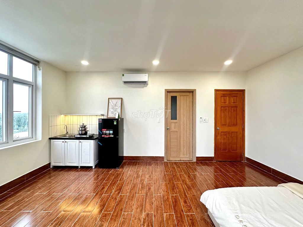 The beautiful 40 M2 new interior near the 8th station, University of ueh, dedicated writing.