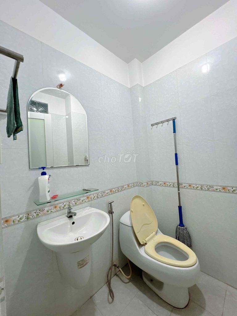 Rent a balcony with its own toilet sand.