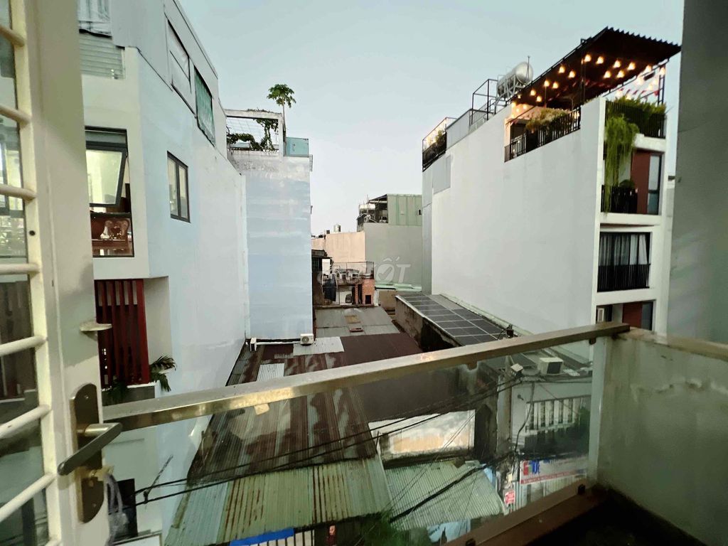 Rent a balcony with its own toilet sand.