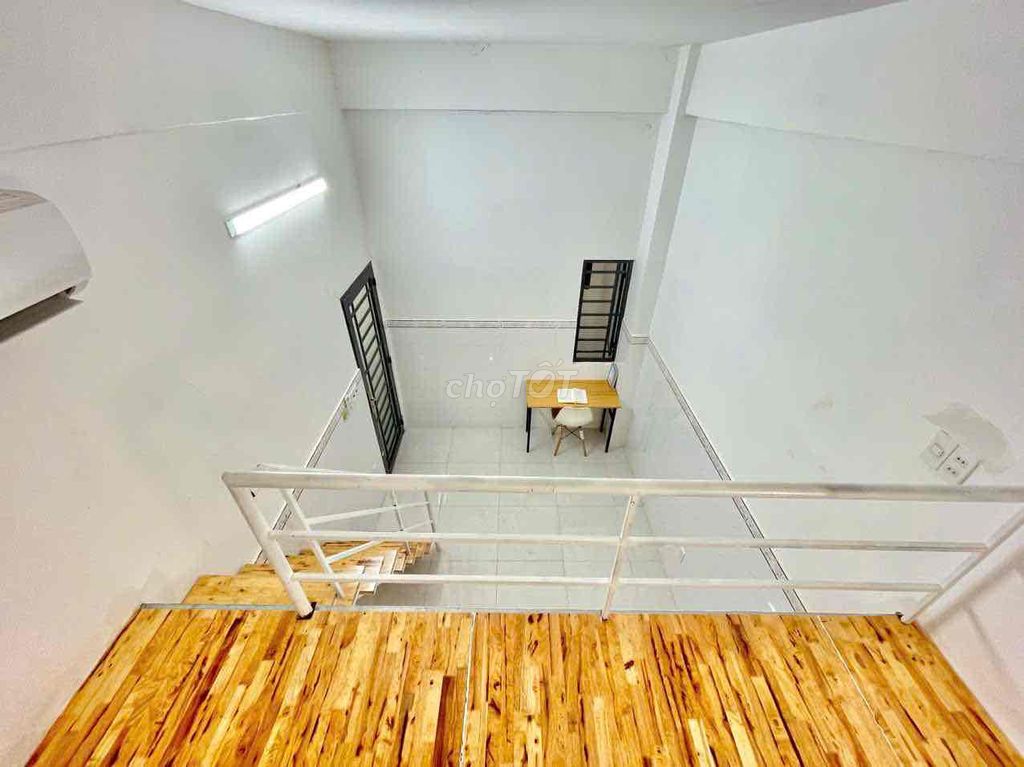 The students' room is guarded, wide open in the area of the Dutch bow.