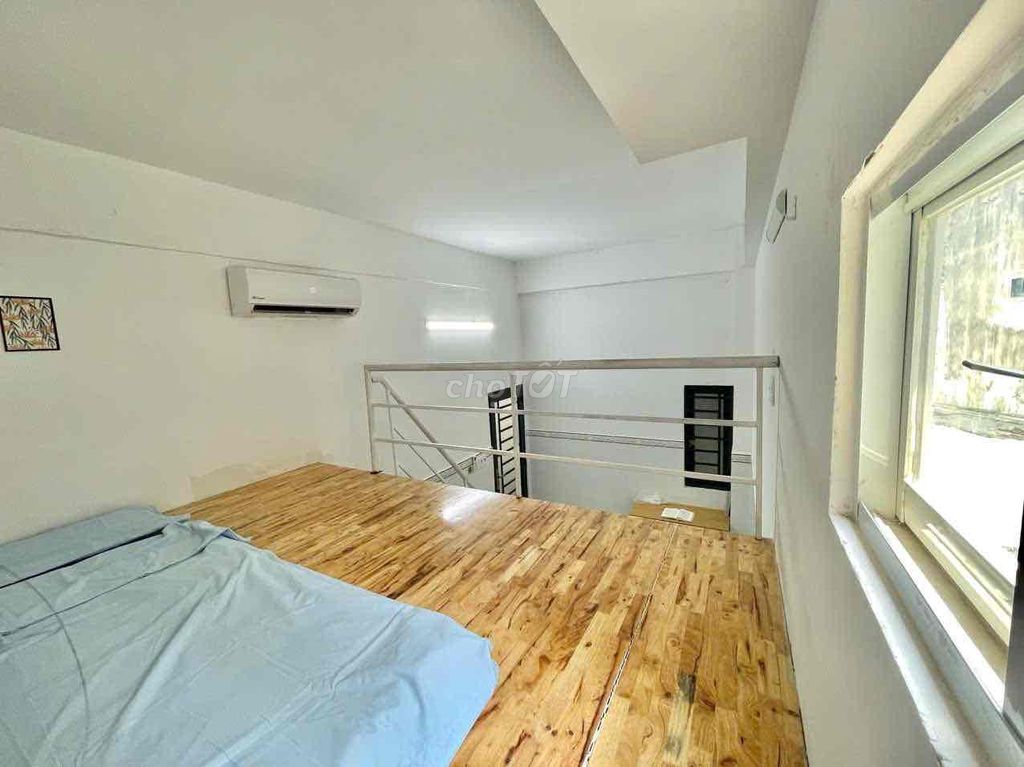 The students' room is guarded, wide open in the area of the Dutch bow.
