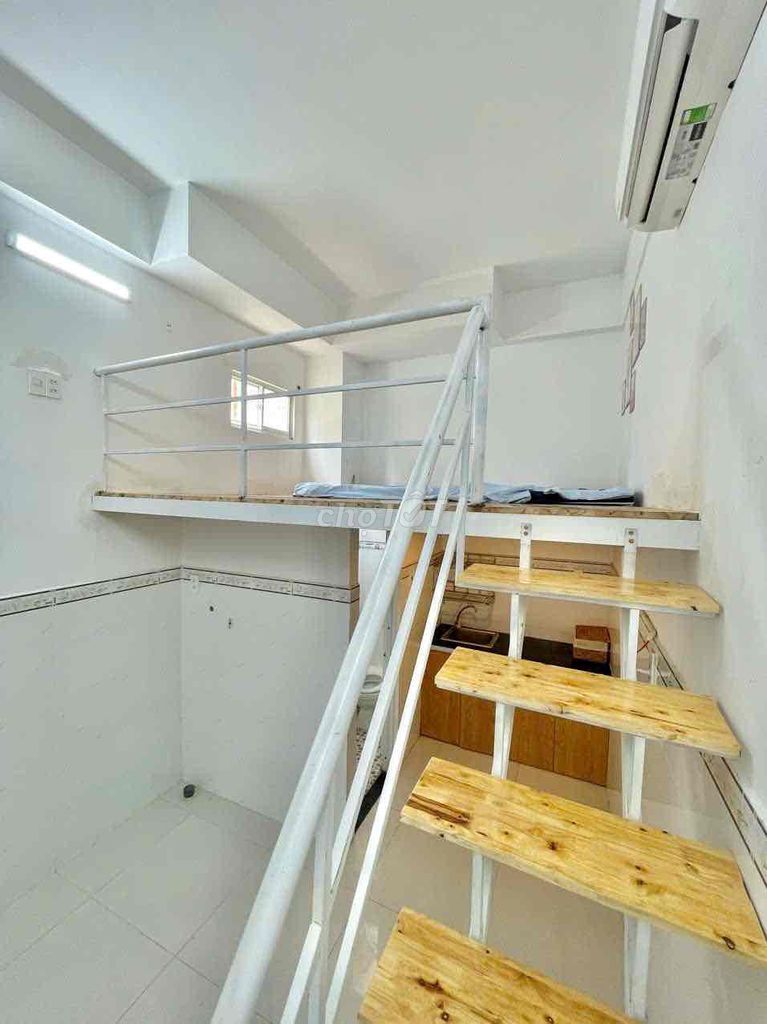 The students' room is guarded, wide open in the area of the Dutch bow.