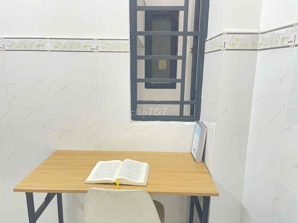 The students' room is guarded, wide open in the area of the Dutch bow.