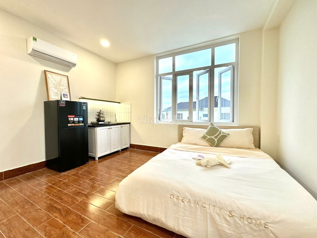 Studios are 30 meters wide. Two super clear windows. Tạ Quang Bửu near District 8 parking lot.