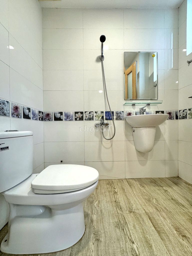 Studios are 30 meters wide. Two super clear windows. Tạ Quang Bửu near District 8 parking lot.