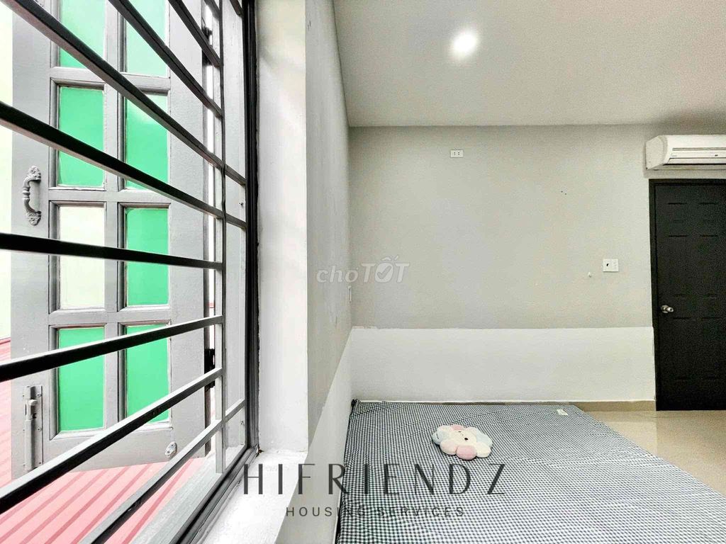 Rent a super open-air window with furniture at a four-way turn.