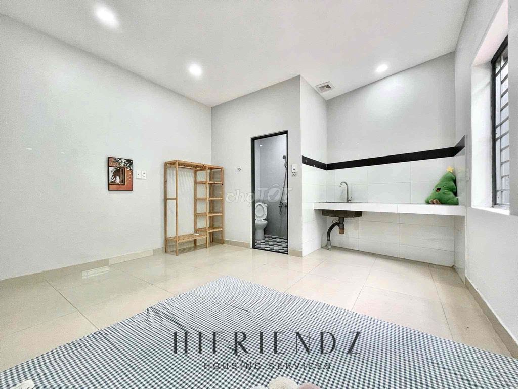 Rent a super open-air window with furniture at a four-way turn.