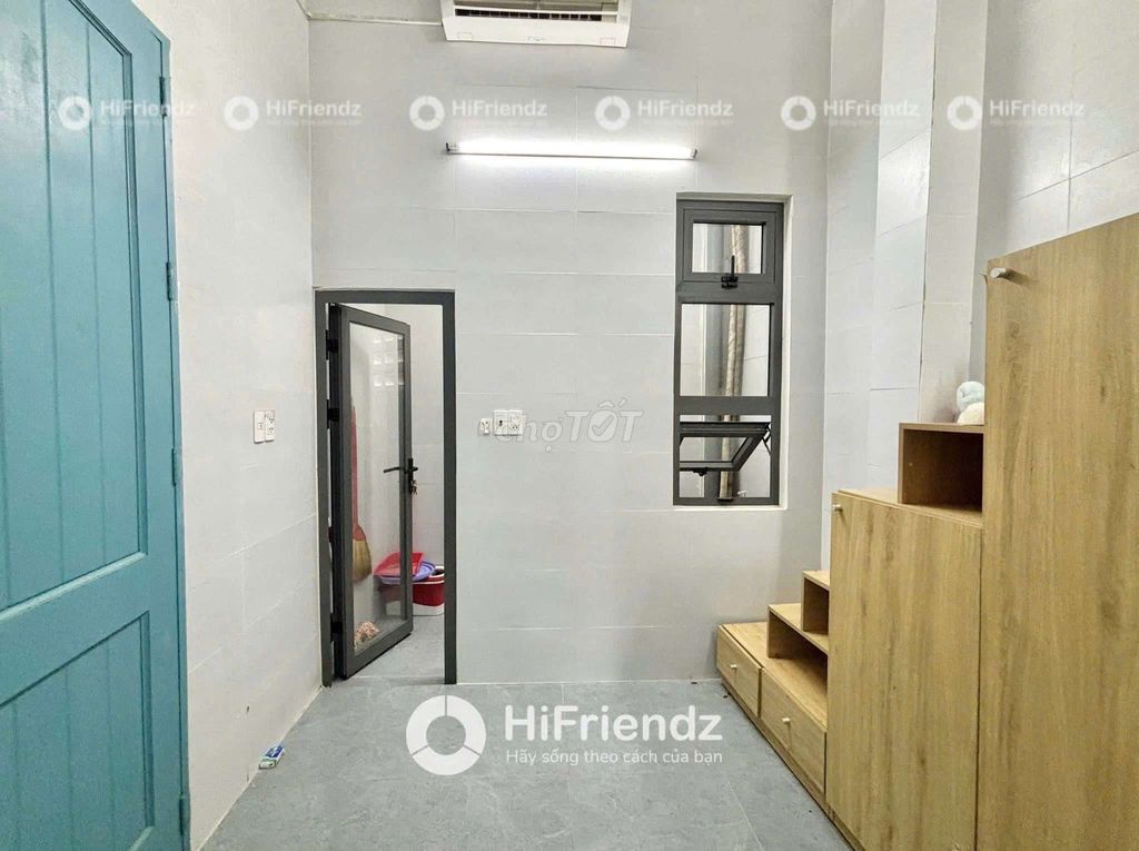 The guard - the air conditioning next to Sơn Kỳ.