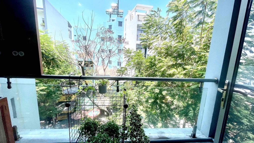 Rent a cheap balconies right next to the embassies.