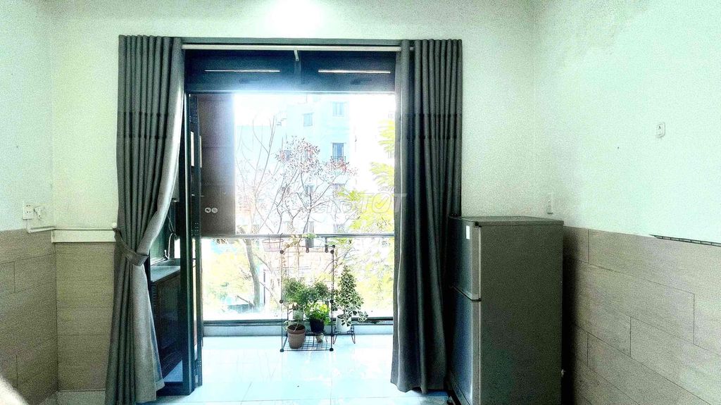 Rent a cheap balconies right next to the embassies.