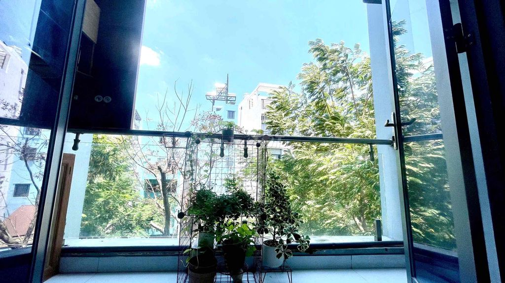 Rent a cheap balconies right next to the embassies.