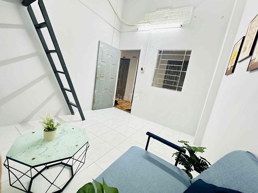 The guard's room is 1.7. No head contact near aeon University.
