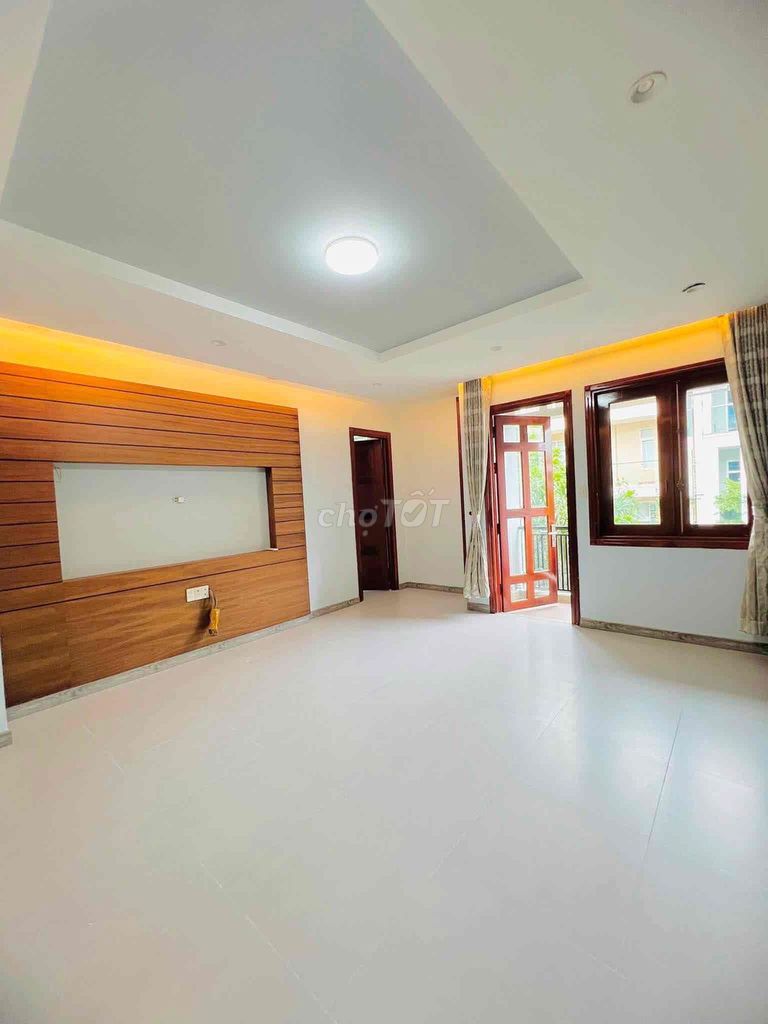 Room 70m2 service room has two large balcony bedrooms.