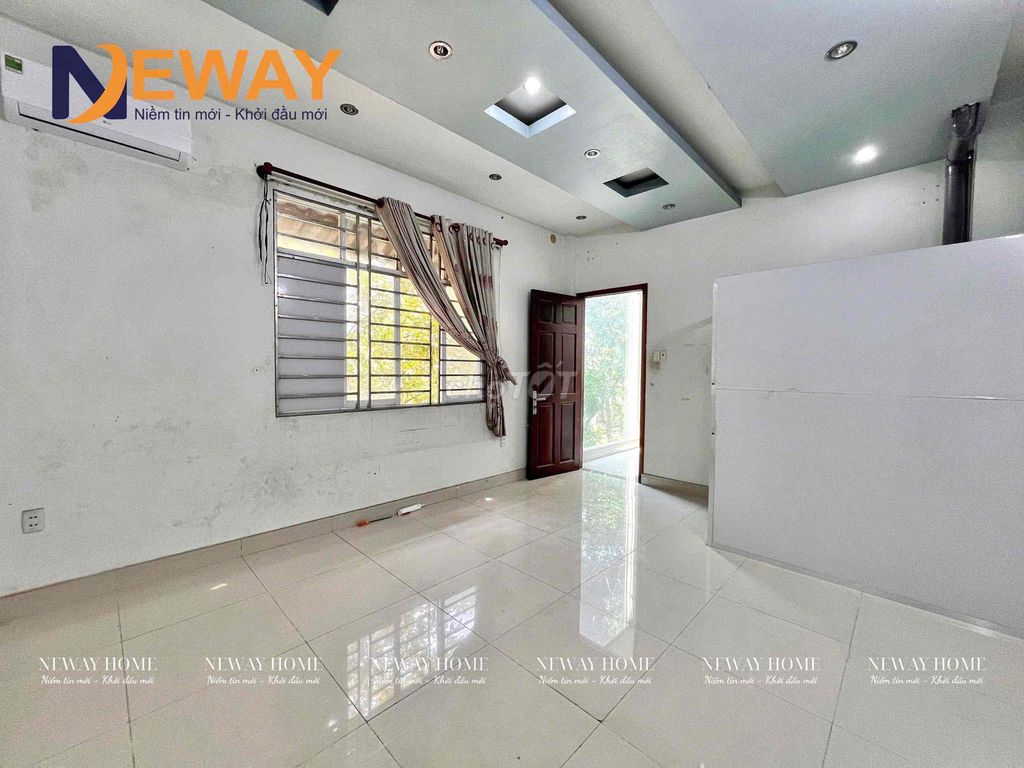 A cheap room right here, Bình Long, at 2.2 million, the window air conditioning.
