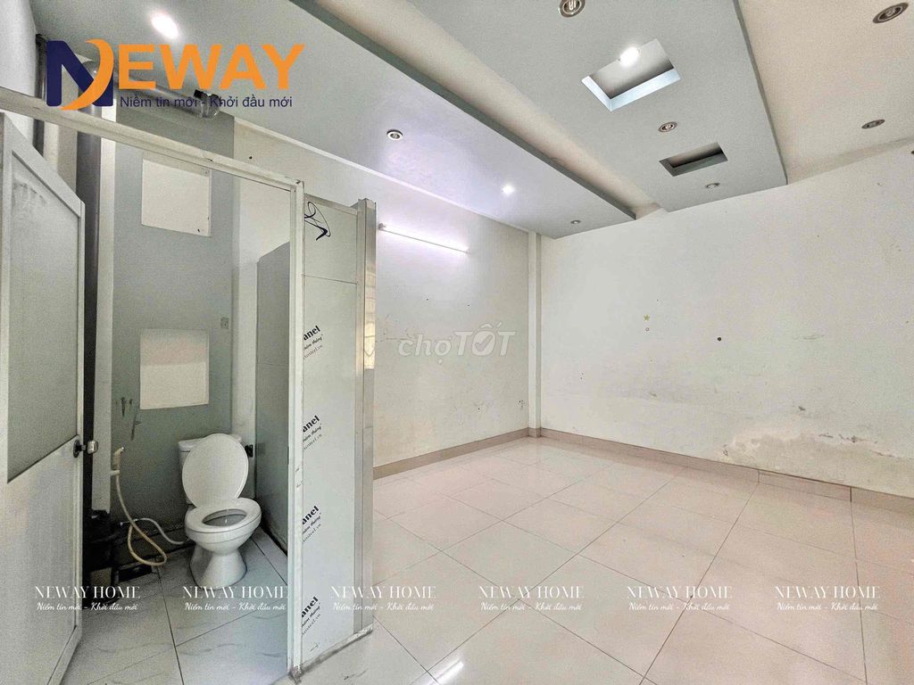 A cheap room right here, Bình Long, at 2.2 million, the window air conditioning.