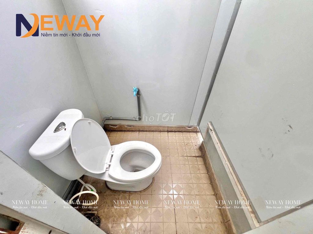 A cheap room right here, Bình Long, at 2.2 million, the window air conditioning.