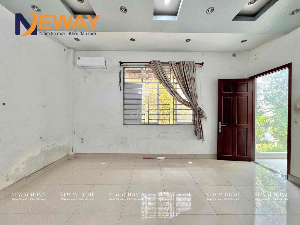 A cheap room right here, Bình Long, at 2.2 million, the window air conditioning.
