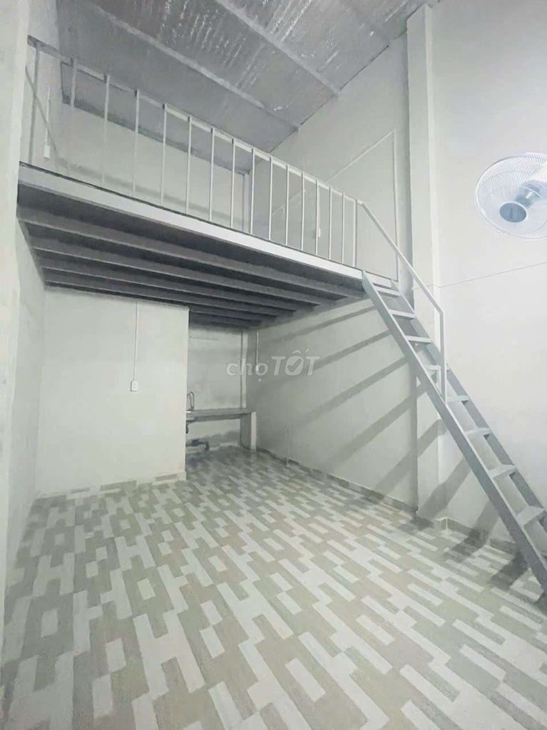The newly built boarding room has Đào Sư Tích Phước Kiển guards.