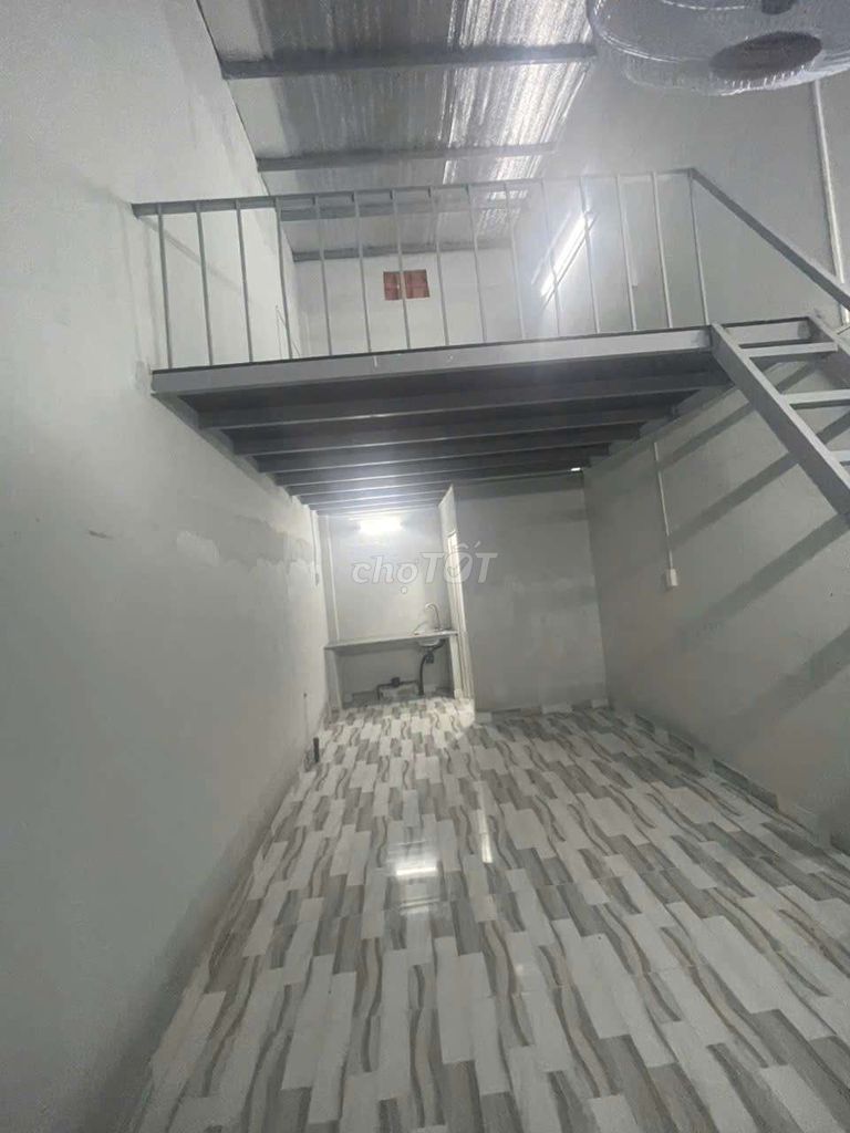 The newly built boarding room has Đào Sư Tích Phước Kiển guards.