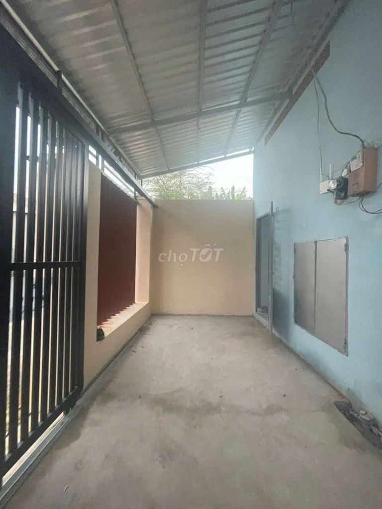 The newly built boarding room has Đào Sư Tích Phước Kiển guards.