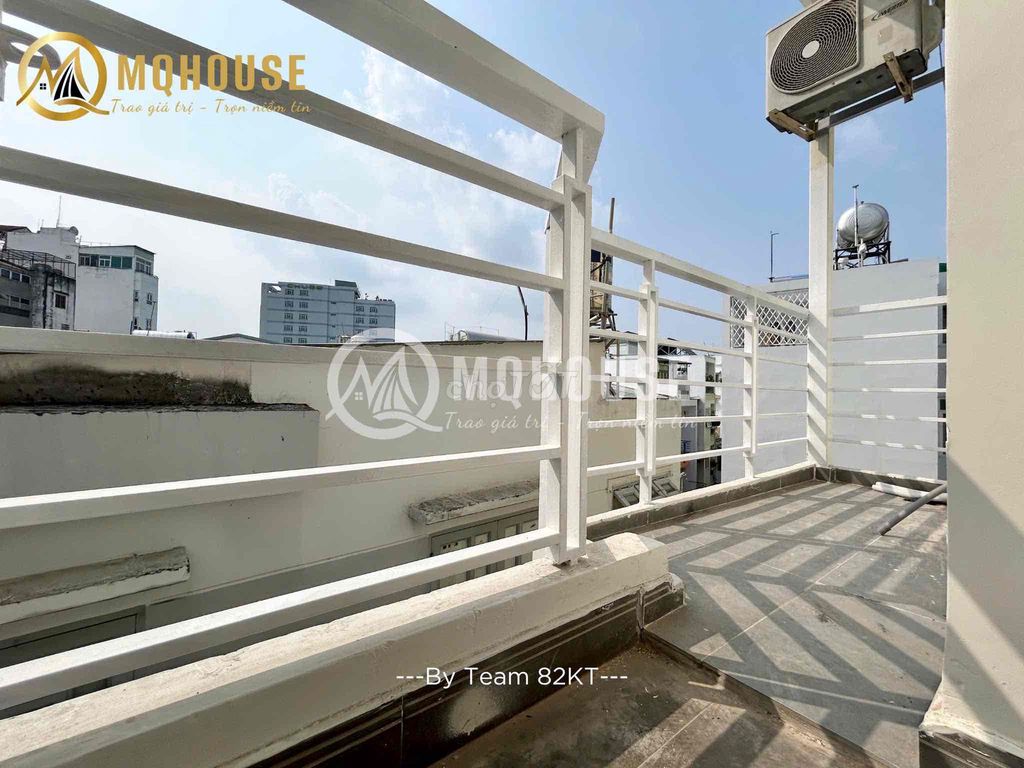 The balcony studio is near Central One.