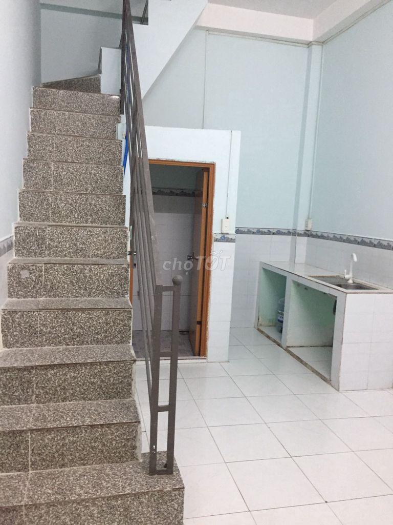 The room is closed, 1 st floor 1st floor, 30 meters of floor.