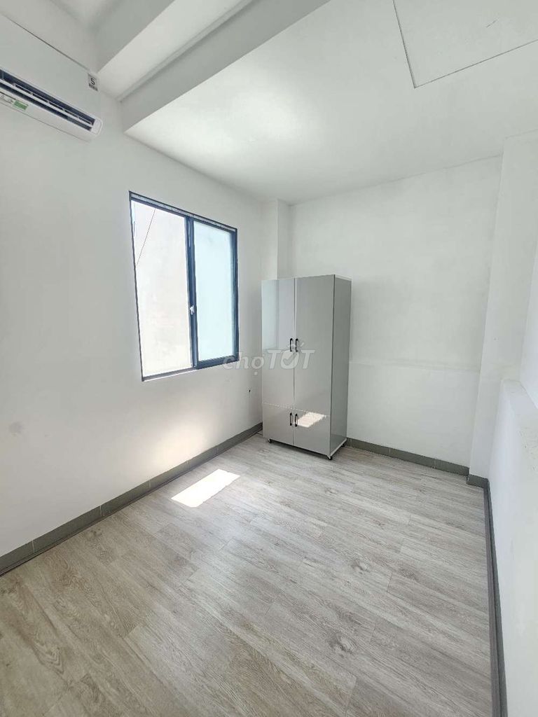 The room has a window, the time for the free time is at the Phú Nhuận.