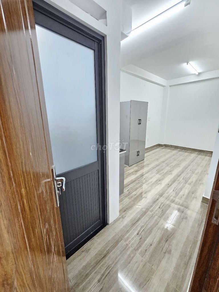 The room has a window, the time for the free time is at the Phú Nhuận.