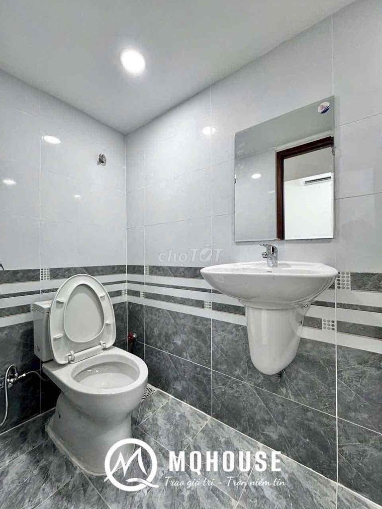 A comfortable hotel room in the shower dress - modern channels