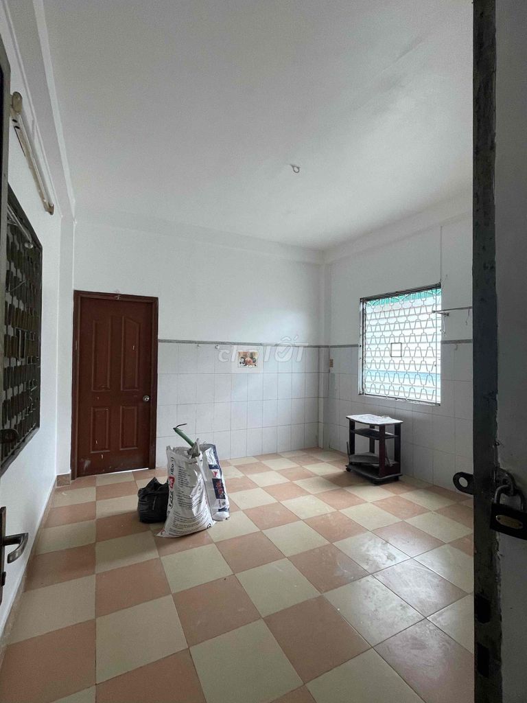 Room 85 Ngô Gia Tự, District 10.