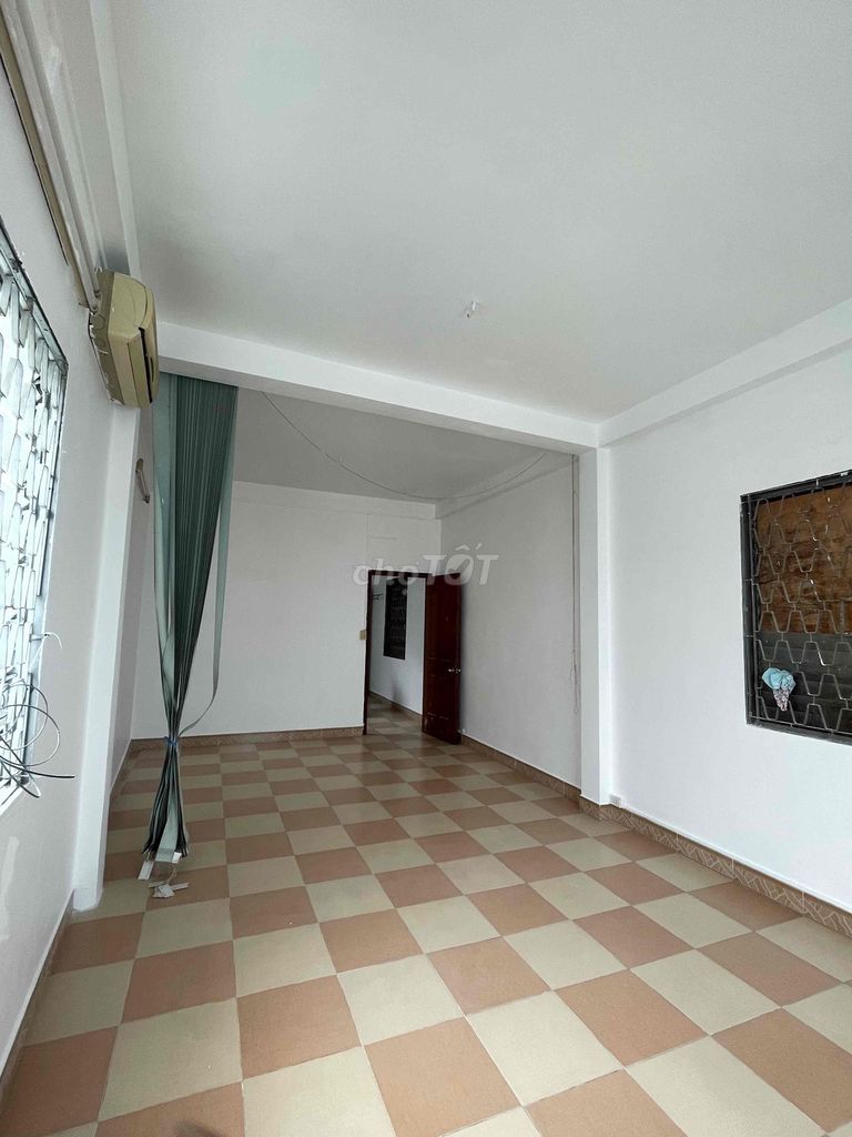 Room 85 Ngô Gia Tự, District 10.