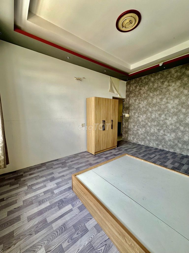 A super-duper wide-light window motel at Thạnh Lộc