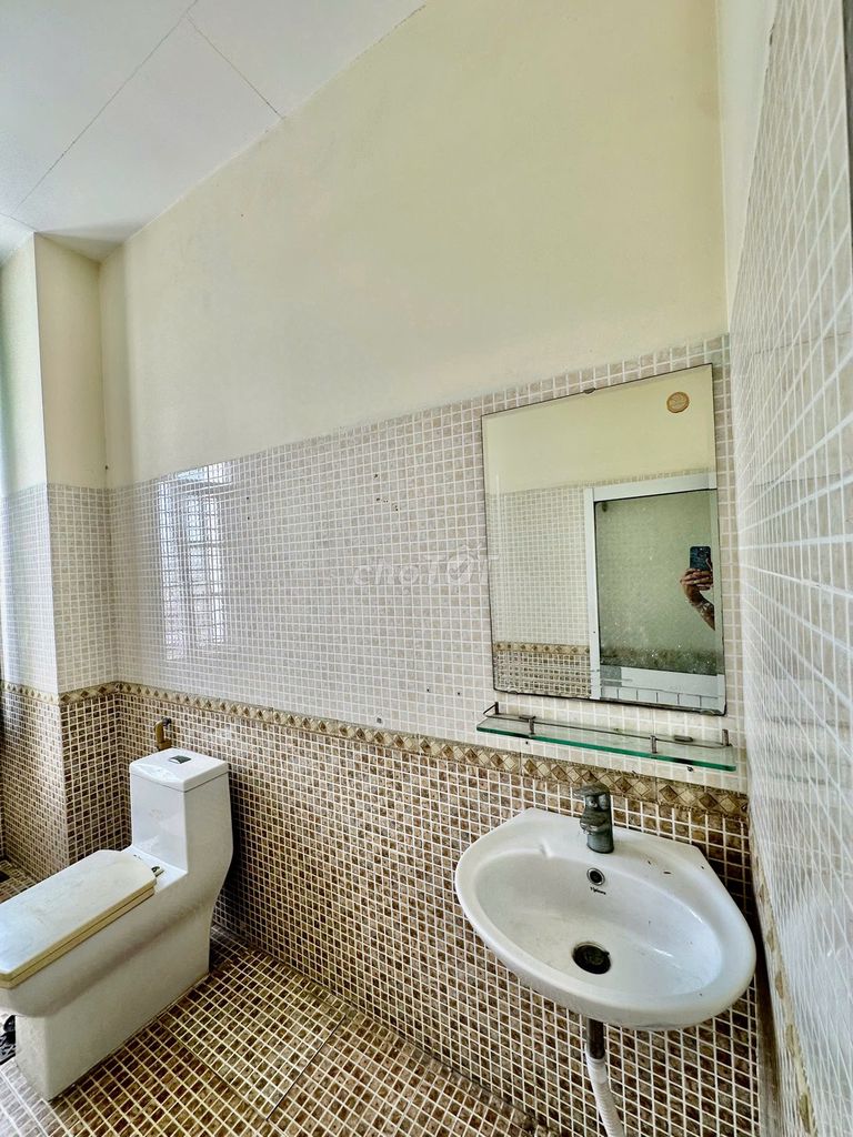 A super-duper wide-light window motel at Thạnh Lộc