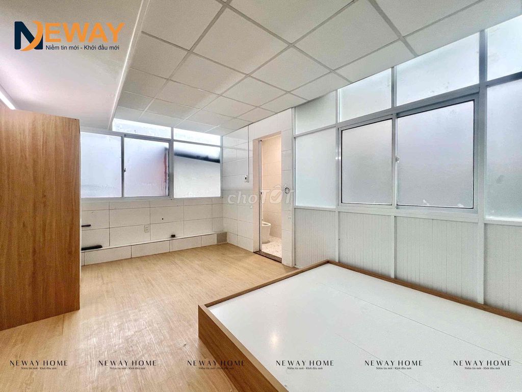 The wide-split kitchen studio is located near the airport.