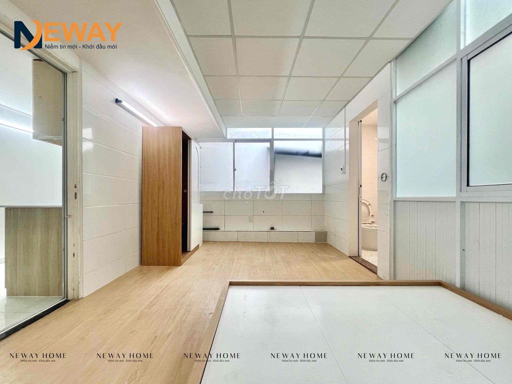 The wide-split kitchen studio is located near the airport.