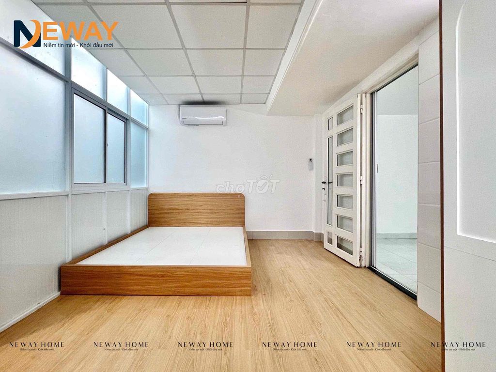 The wide-split kitchen studio is located near the airport.