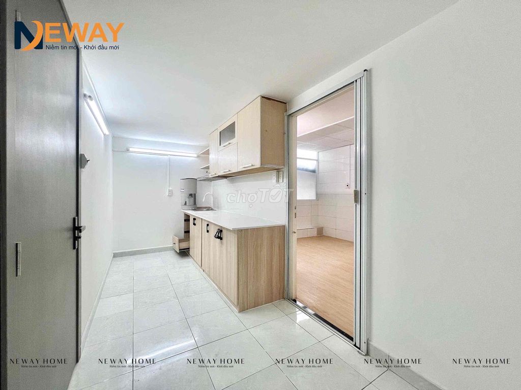 The wide-split kitchen studio is located near the airport.