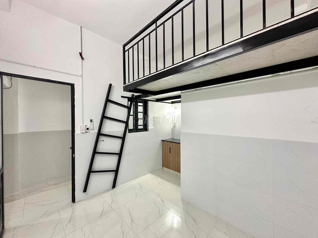 It's the owner of the new apartment in Bàu Cát - a new air conditioning.