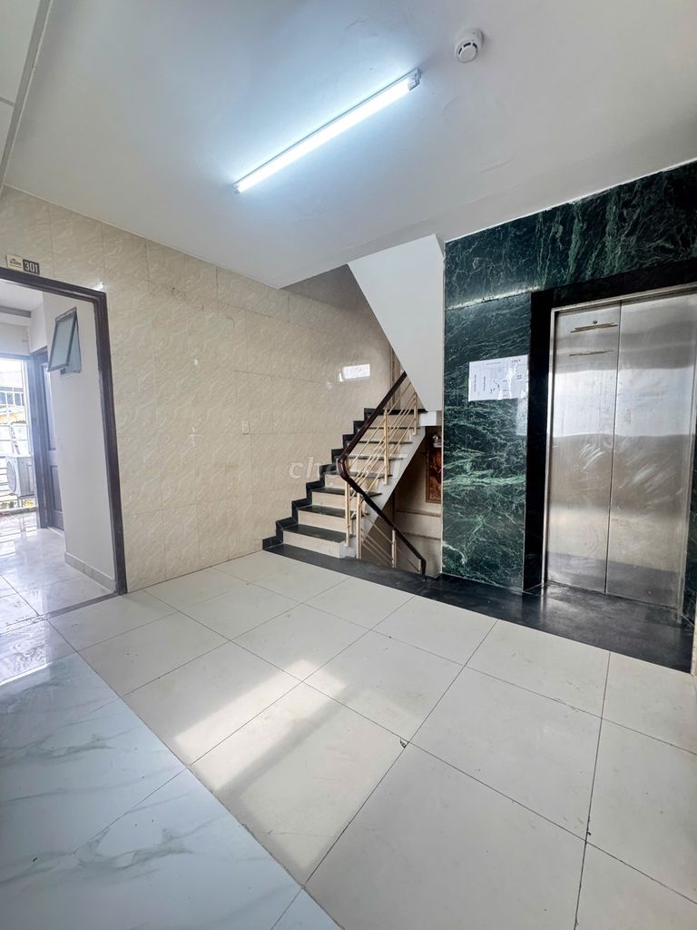 The skylight studio cools the good natural light