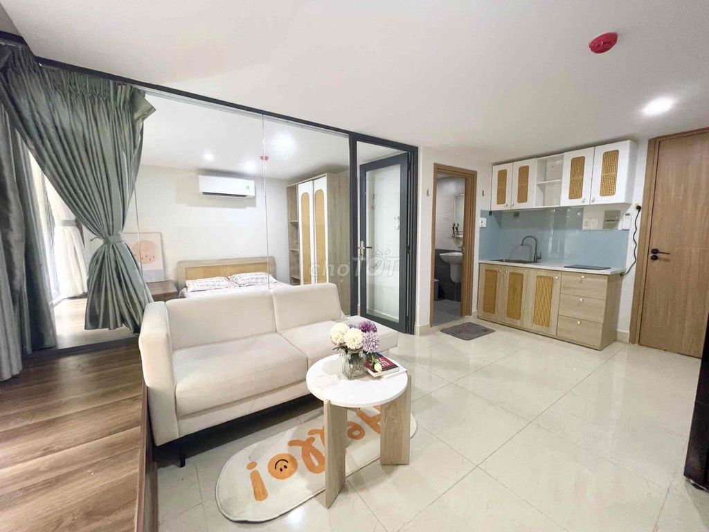 A bedroom and a full-in-the-art studio with an elevator in the main airport.