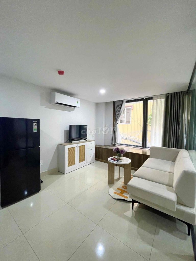 A bedroom and a full-in-the-art studio with an elevator in the main airport.