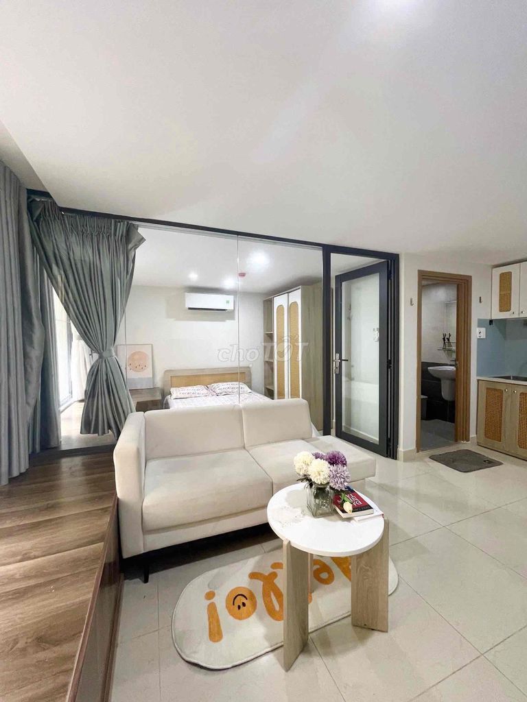 A bedroom and a full-in-the-art studio with an elevator in the main airport.