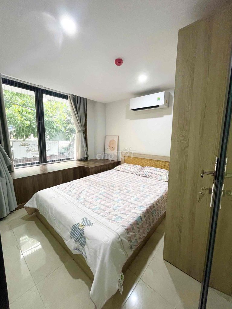 A bedroom and a full-in-the-art studio with an elevator in the main airport.