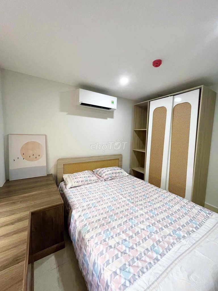 A bedroom and a full-in-the-art studio with an elevator in the main airport.