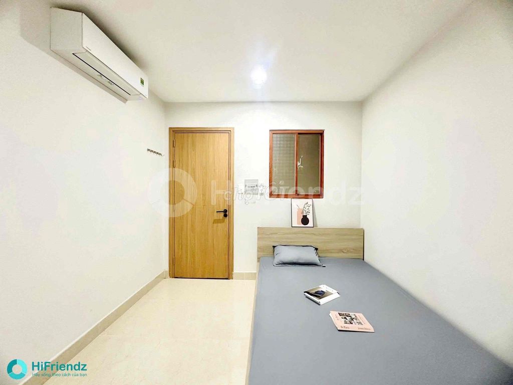 A bedroom and a full-in-the-art studio with an elevator in the main airport.