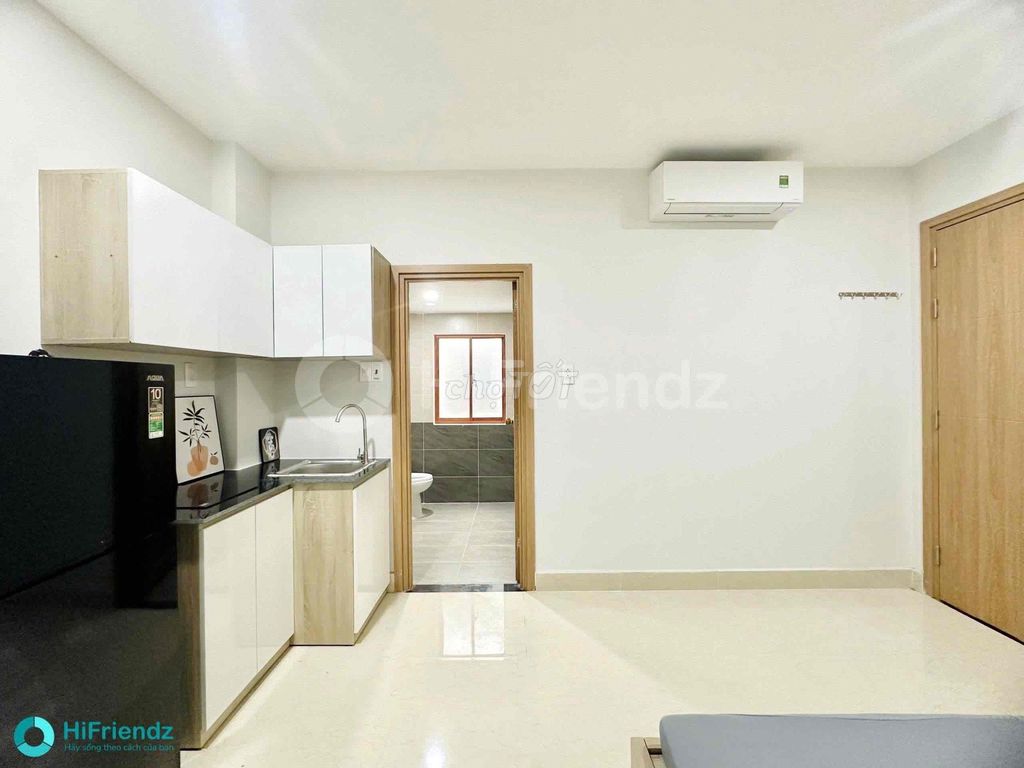 A bedroom and a full-in-the-art studio with an elevator in the main airport.